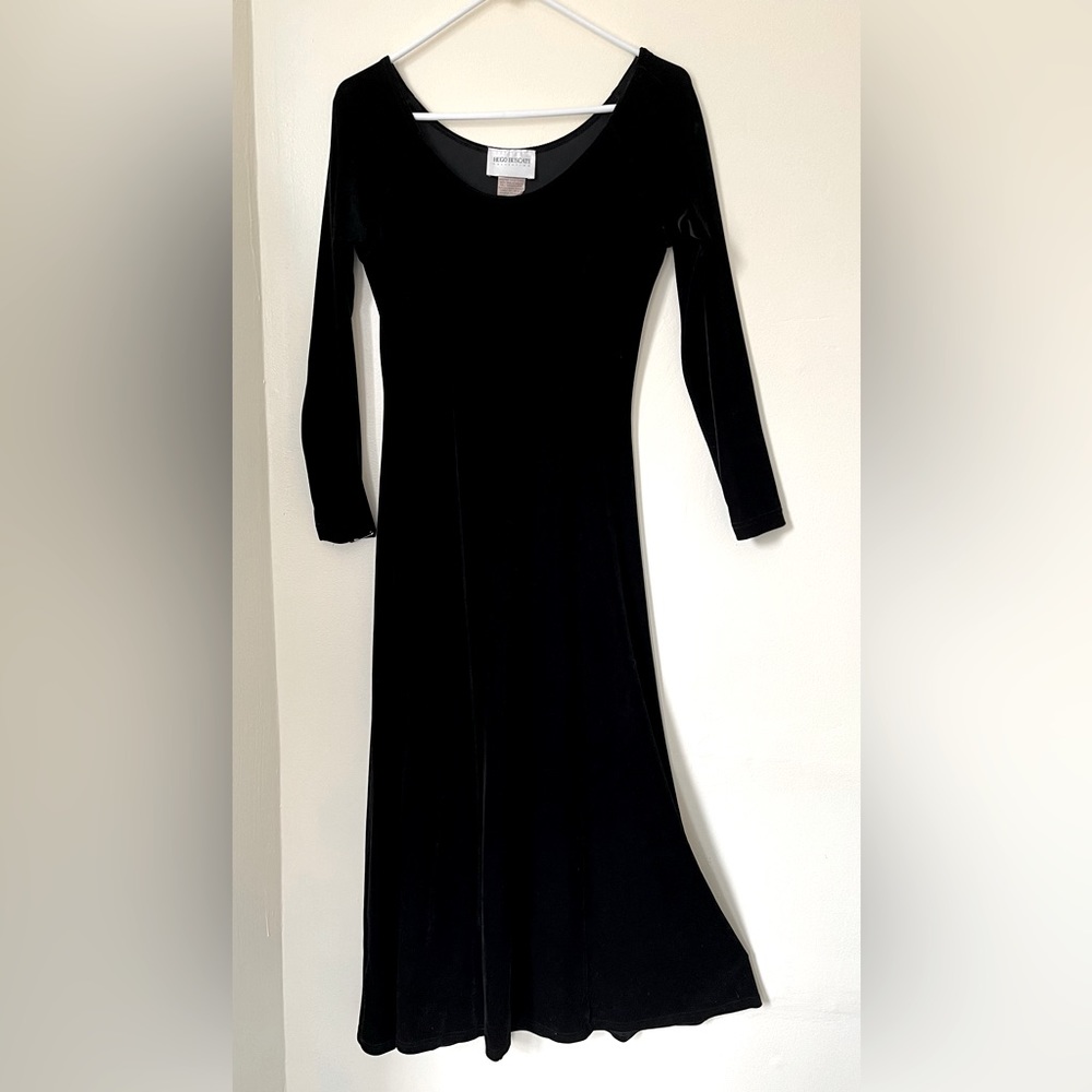 Black velvet stretch fabric gown. By Hugo Buscati. Size small